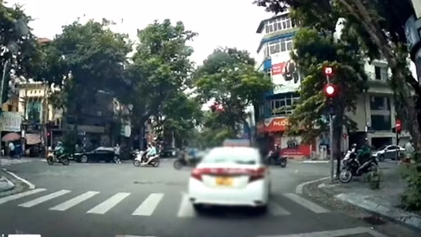Vượt đèn đỏ, tài xế taxi bị phạt nguội 5 triệu đồng