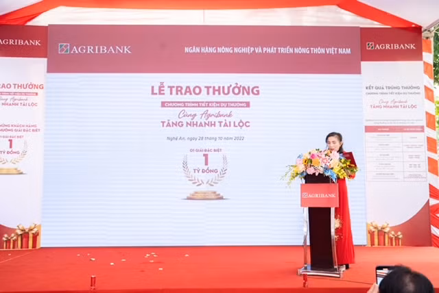 Agribank trao tặng tiếp 1 tỷ đồng cho khách hàng gửi tiền tiết kiệm -0