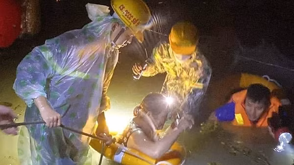 Công an Đà Nẵng giúp dân vượt “đại hồng thủy”