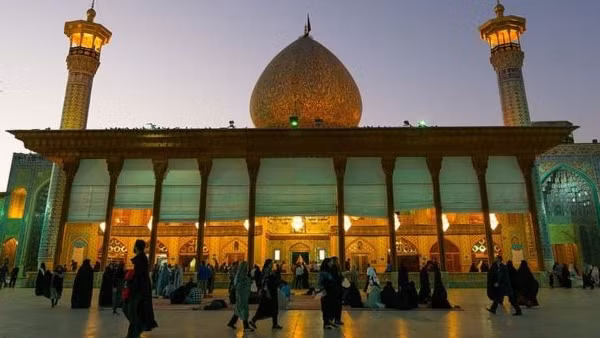 Tấn công khủng bố đền thờ ở Iran, 20 người chết