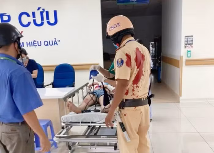 Những câu chuyện nhân văn của cảnh sát giao thông -0