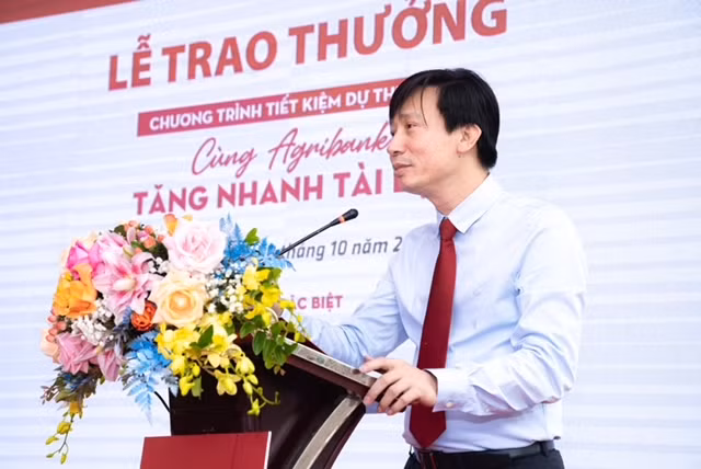 Agribank trao tặng tiếp 1 tỷ đồng cho khách hàng gửi tiền tiết kiệm -0