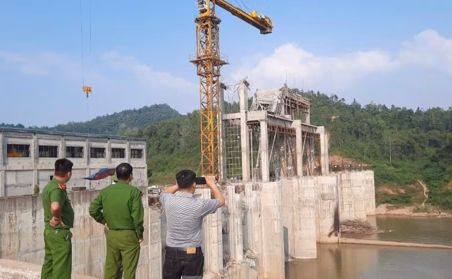 Đã tìm thấy thi thể nạn nhân thứ 3 vụ sập giàn giáo công trình thuỷ điện, 3 người rơi xuống sông Kỳ Cùng -0