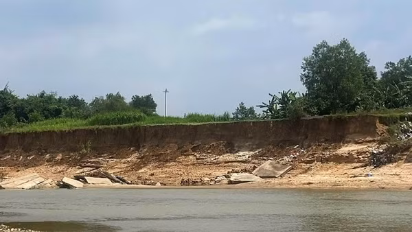 Sạt lở đe dọa làng xóm ven sông Hà Thanh