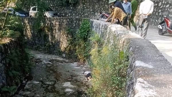 Đang đi làm, phát hiện thi thể người đàn ông dưới khe suối