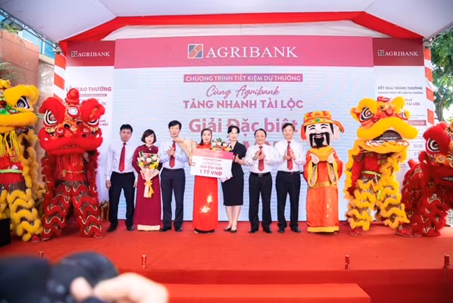 Agribank trao tặng tiếp 1 tỷ đồng cho khách hàng gửi tiền tiết kiệm -0