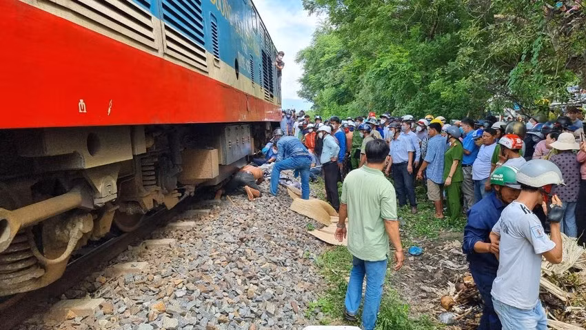  Tìm tung tích người phụ nữ bị tàu lửa tông chết -0