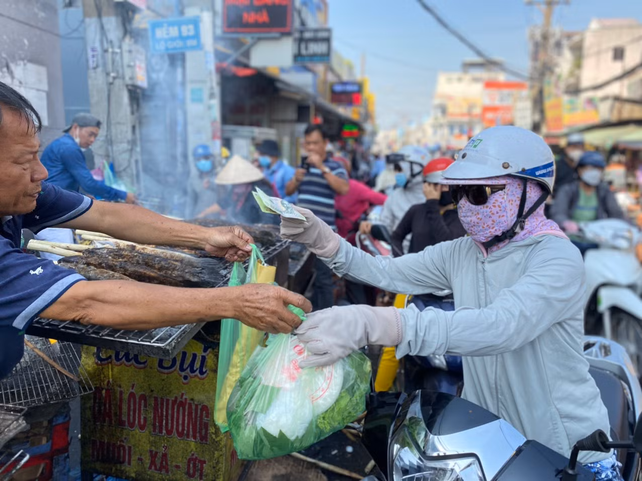 Giá cao nhưng cá lóc bán không kịp nướng ngày vía Thần Tài -9
