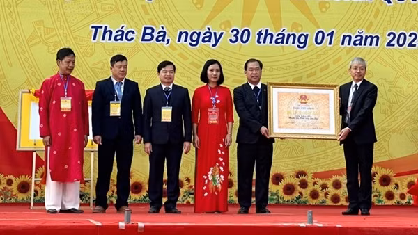 Đền Thác Bà đón nhận Bằng xếp hạng Di tích Quốc gia