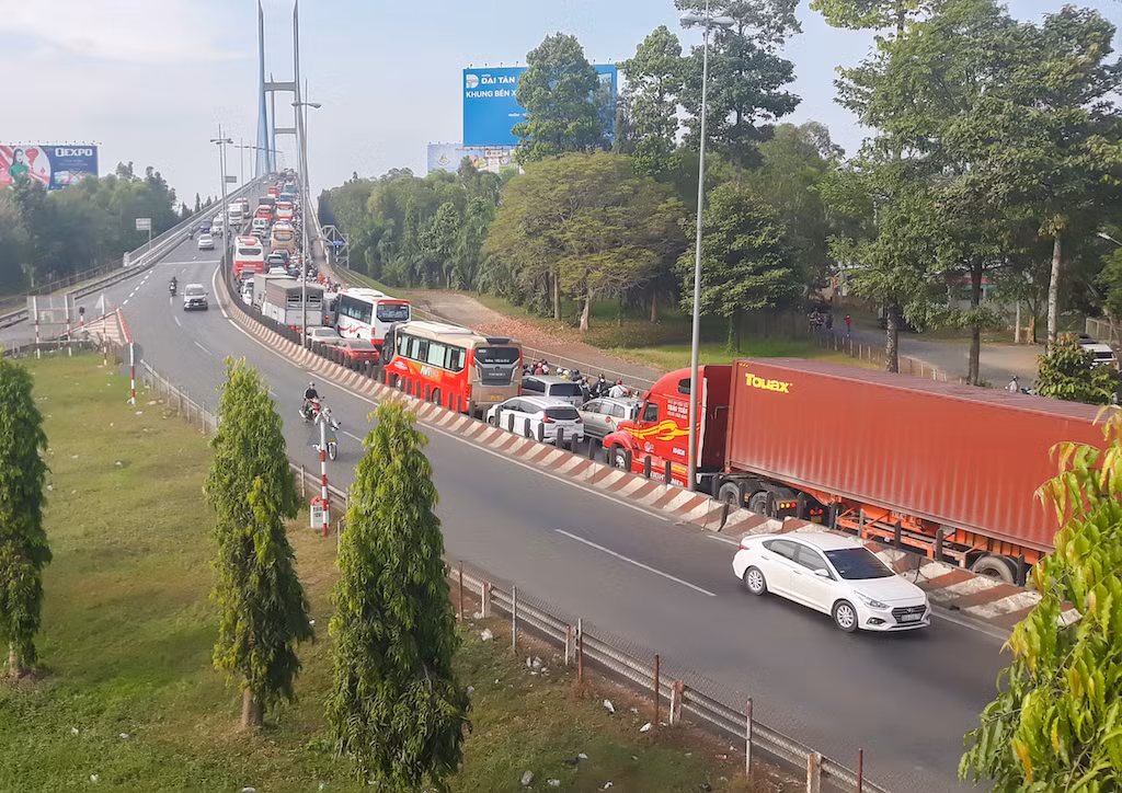 Công an Vĩnh Long phát nước cho người đi đường -0