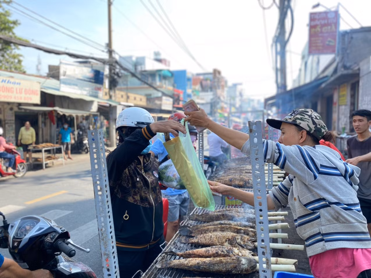 Giá cao nhưng cá lóc bán không kịp nướng ngày vía Thần Tài -6