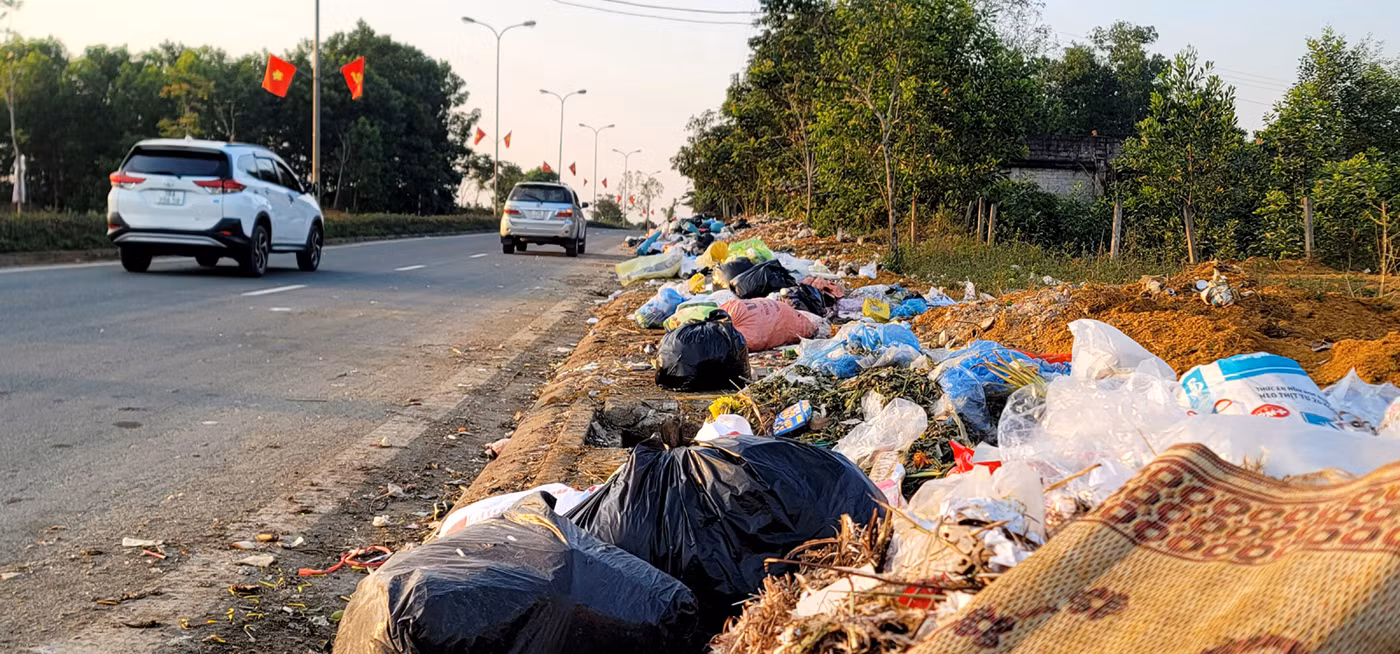 Nhà máy hơn 23 tỷ đồng đủng đỉnh thi công, rác ngập phố huyện -0