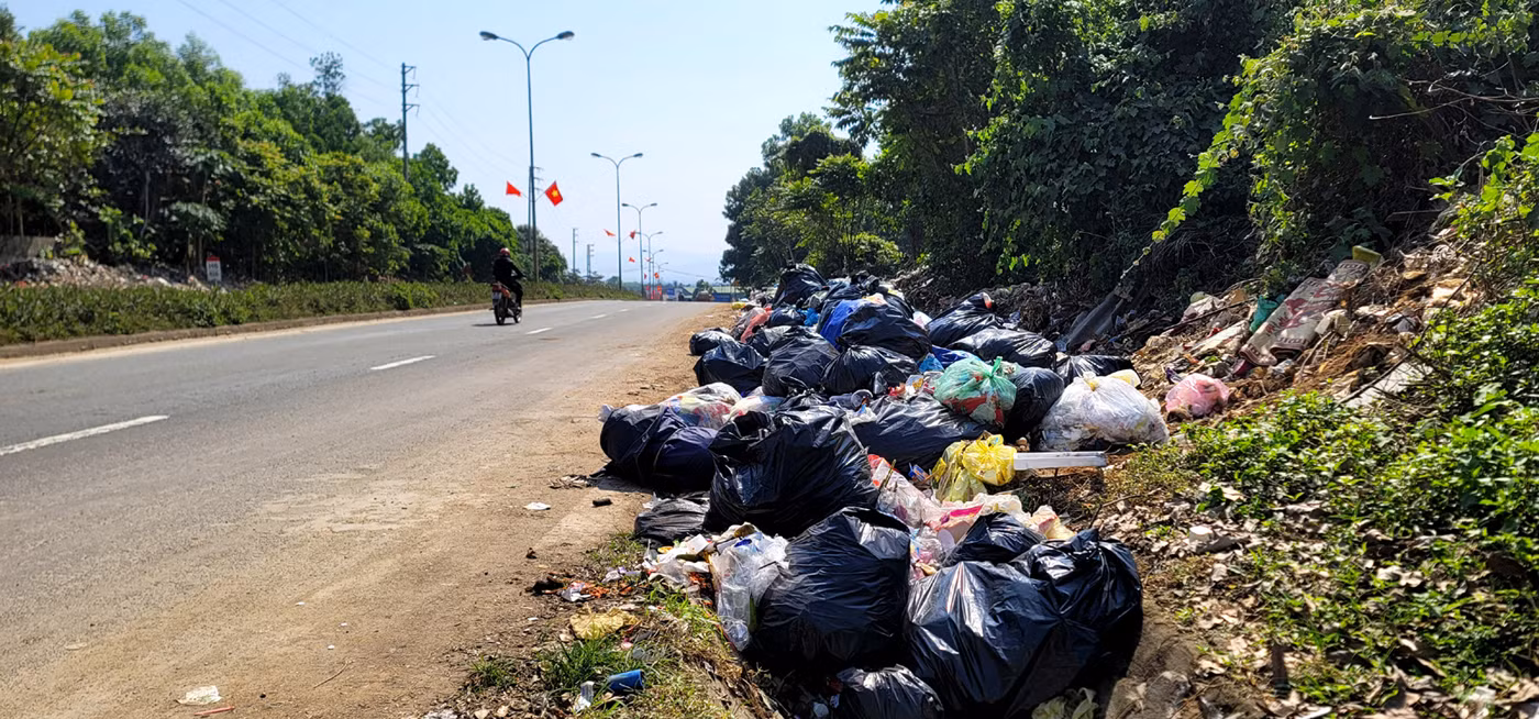Nhà máy hơn 23 tỷ đồng đủng đỉnh thi công, rác ngập phố huyện -0