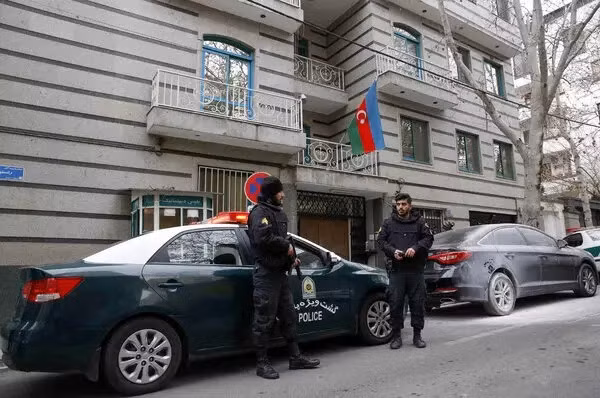 Sứ quán Azerbaijan ở Iran sơ tán khẩn sau vụ xả súng nghiêm trọng -0