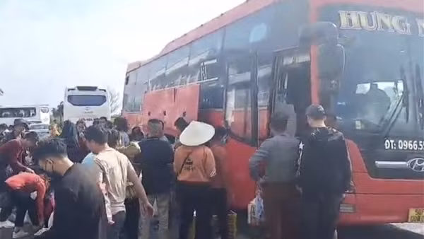 Clip xe khách "nhồi nhét" người, lại dùng tem kiểm định dởm