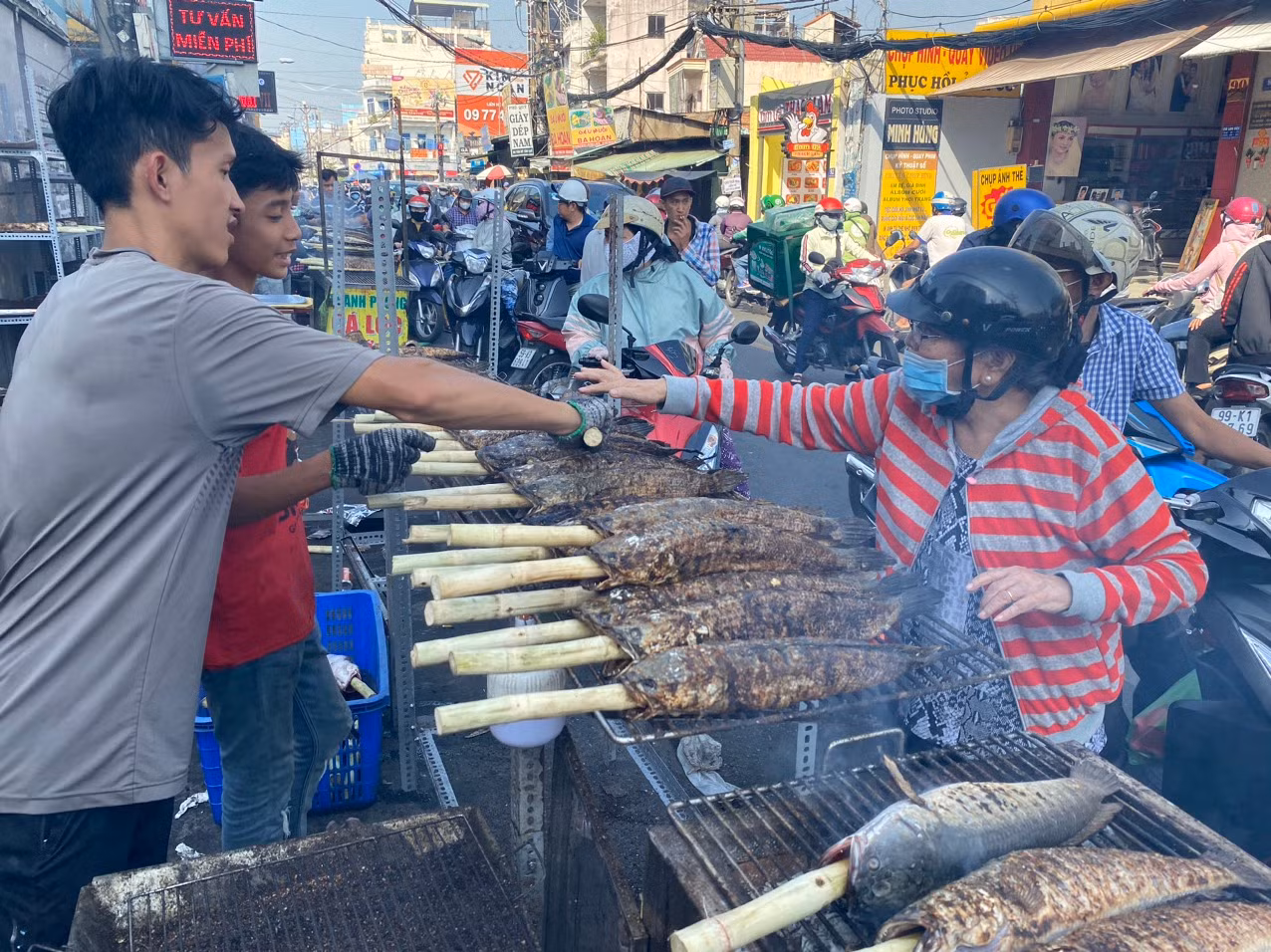 Giá cao nhưng cá lóc bán không kịp nướng ngày vía Thần Tài -4