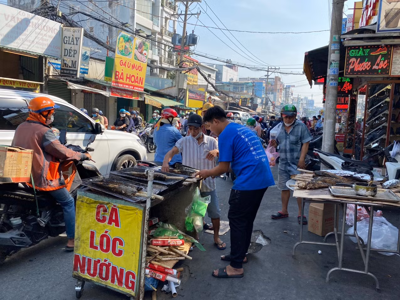 Giá cao nhưng cá lóc bán không kịp nướng ngày vía Thần Tài -0