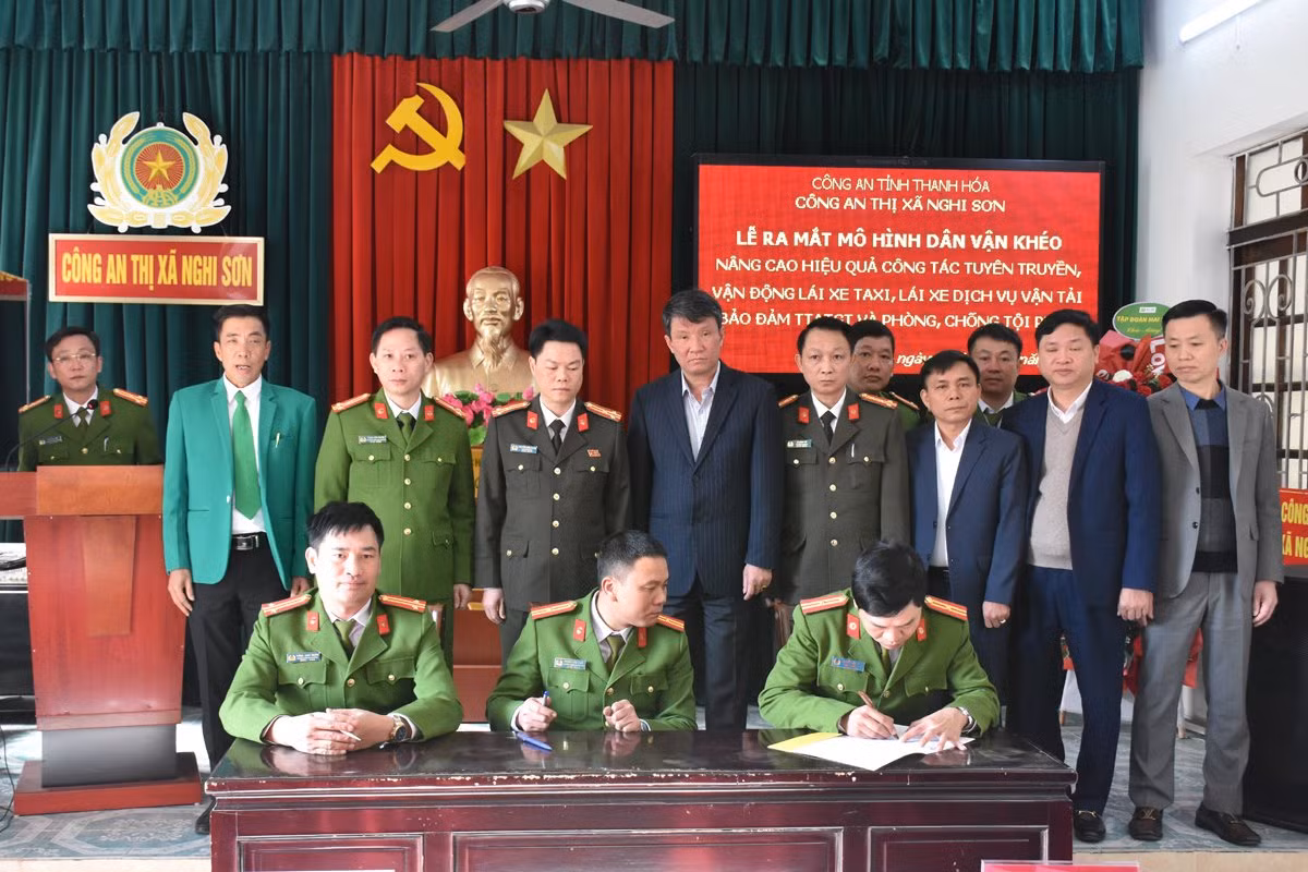 Công an thị xã Nghi Sơn ra mắt mô hình dân vận đối với tài xế taxi -0
