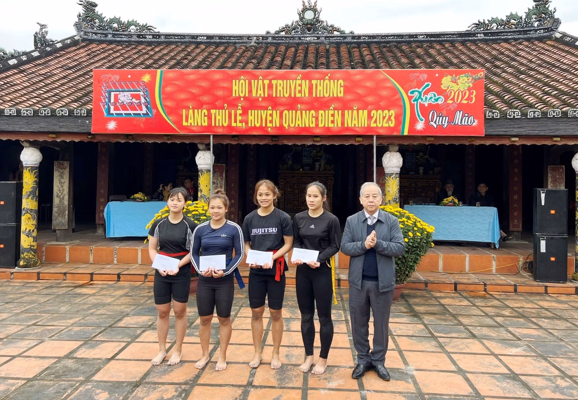 Hào hứng hội vật Thủ Lễ “lấm lưng trắng bụng” mới giành chiến thắng -0