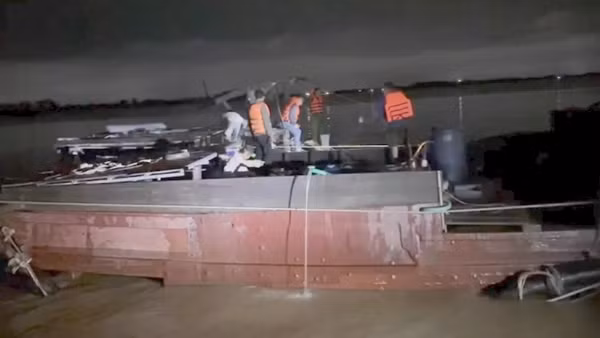 Xử lý nghiêm tình trạng khai thác cát trái phép gần khu vực cầu Mỹ Thuận