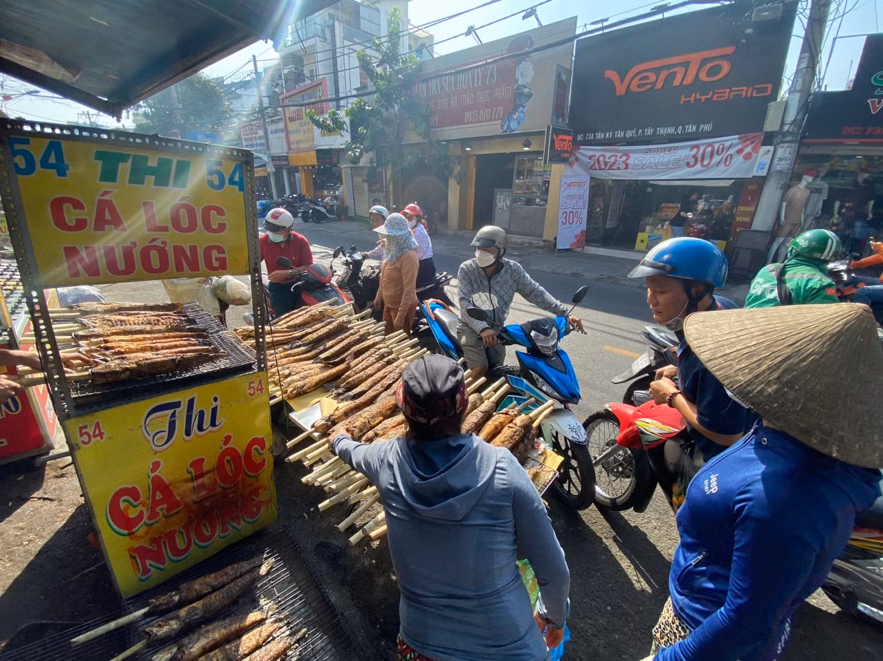 Giá cao nhưng cá lóc bán không kịp nướng ngày vía Thần Tài -3