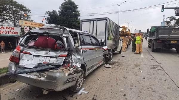 Tai nạn liên hoàn khi xe tải tông ôtô 7 chỗ tại chốt đèn tín hiệu