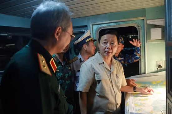 Phó Thủ tướng Trần Hồng Hà trực tiếp chỉ đạo tìm kiếm nạn nhân vụ đắm tàu du lịch -0