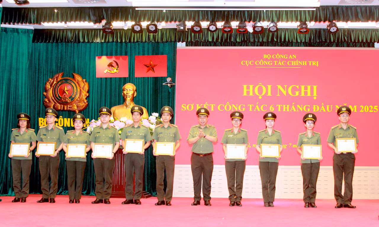 Phát huy vai trò của công tác chính trị -1