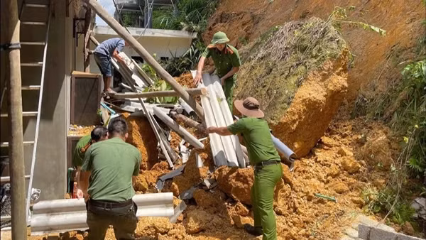 Công an tỉnh&nbsp;Lạng Sơn hỗ trợ nhân dân khắc phục hậu quả sạt lở đất và hoả hoạn