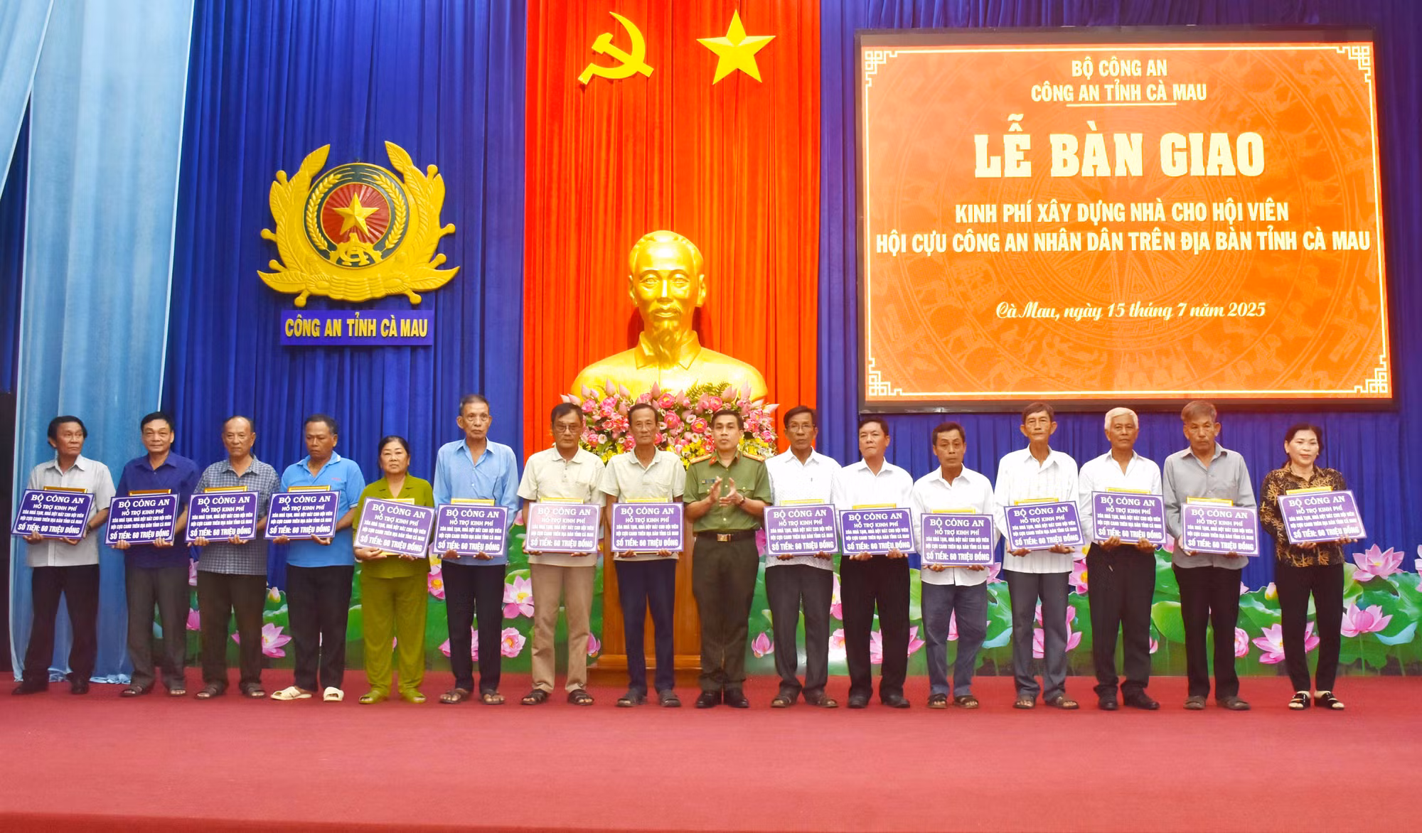 Bàn giao kinh phí xóa nhà tạm cho hội viên Hội Cựu CAND tỉnh Cà Mau -0