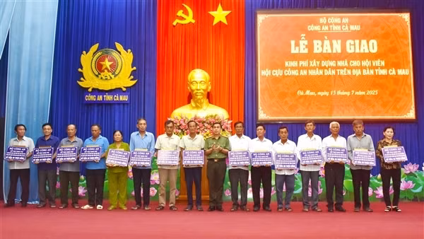 Bàn giao kinh phí xóa nhà tạm cho hội viên Hội Cựu CAND tỉnh Cà Mau