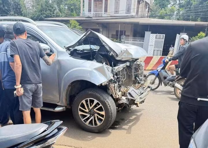 Người dân truy đuổi tài xế xe bán tải gây tai nạn rồi bỏ trốn -0