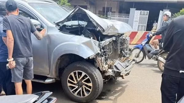Truy bắt tài xế xe bán tải gây tai nạn rồi bỏ trốn