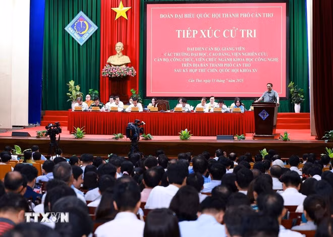 Thủ tướng Phạm Minh Chính phát biểu tại buổi tiếp xúc cử tri TP Cần Thơ sau Kỳ họp thứ 9, Quốc hội khoá XV. (Ảnh: Dương Giang/TTXVN)