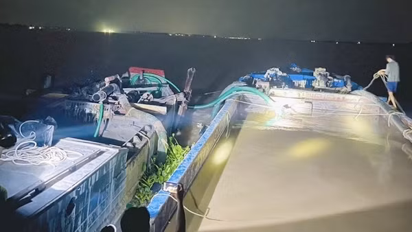 Công an Vĩnh Long liên tiếp phát hiện phương tiện vận chuyển, khai thác trái phép cát sông