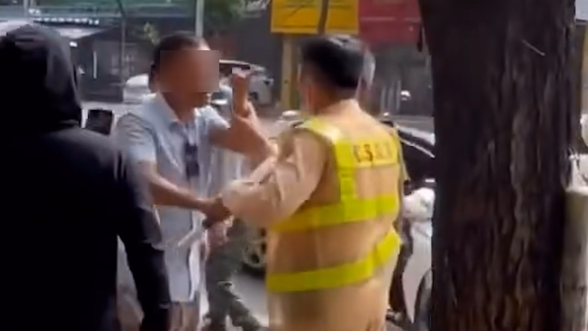 Đi xe máy vượt đèn đỏ, người đàn ông tấn CSGT -0