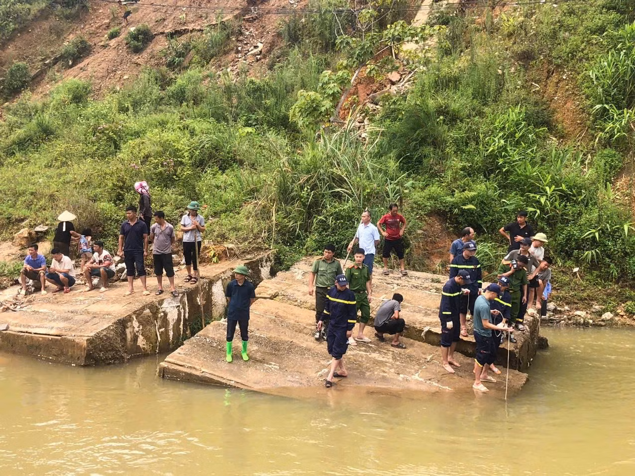 Công an xã phối hợp lực lượng chức năng tìm thấy thi thể người phụ nữ bị lũ cuốn trôi -0