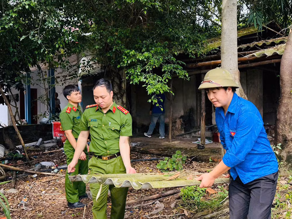 Công an xã giải tỏa hành lang an toàn tuyến điện 500kv -0