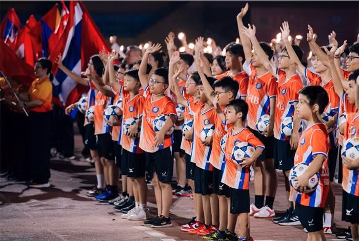 Câu chuyện phía sau đêm khai mạc giải bóng đá rực rỡ -0