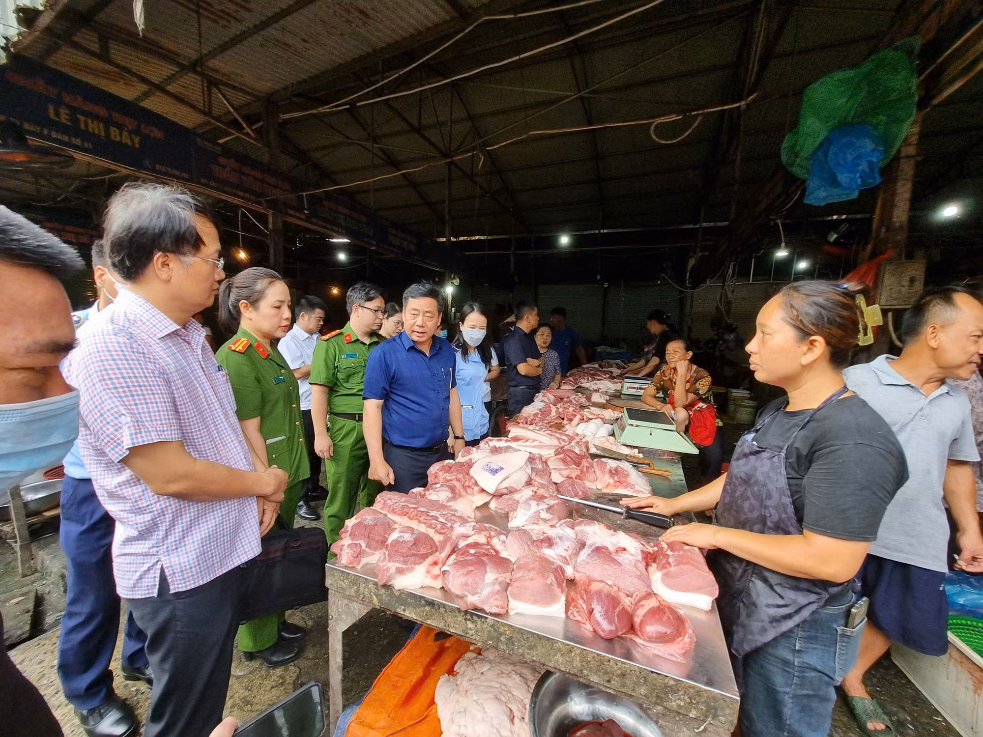 Khẩn trương giải tỏa chợ tạm Phùng Khoang sau vụ lợn chết, lợn bệnh -0