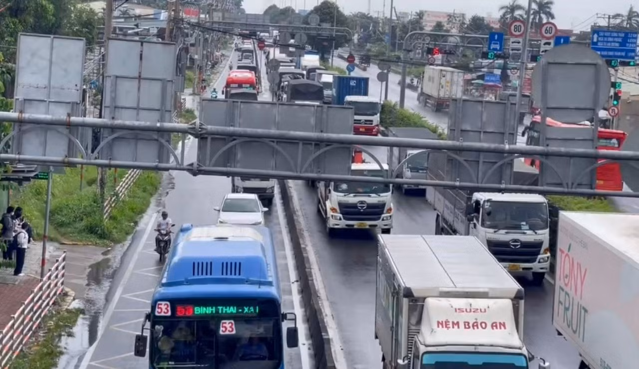2 vụ TNGT xảy ra cùng lúc khiến đường Đỗ Mười ùn ứ kéo dài -1