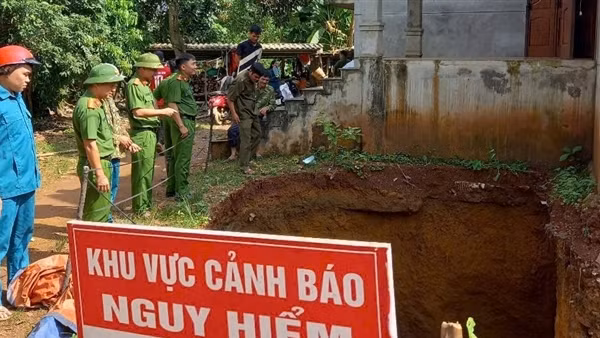 Công an xã Mường Hoa di dời khẩn cấp người dân&nbsp;khỏi khu vực sạt lở nguy hiểm