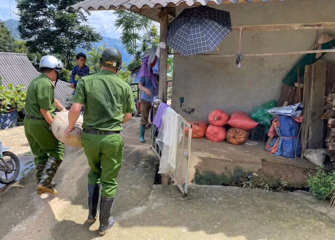 Tuyên truyền, giúp các hộ dân bị ảnh hưởng do sạt lở, mưa lũ -0