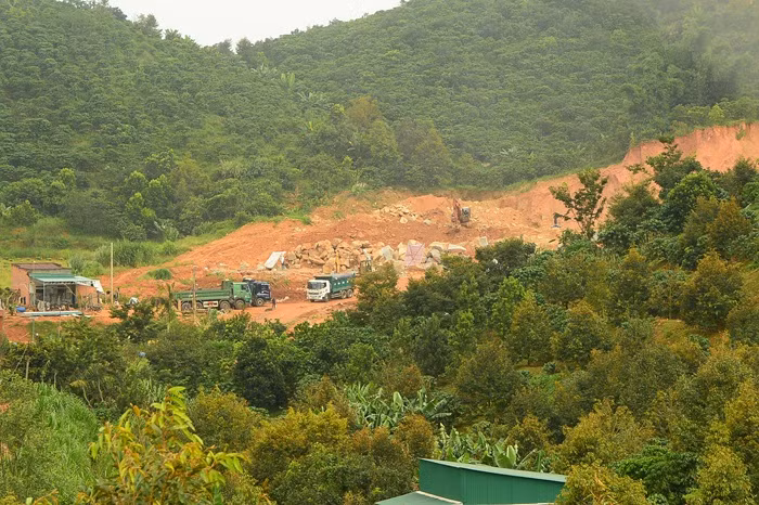 Mỏ đá không phép ngang nhiên hoạt động -0