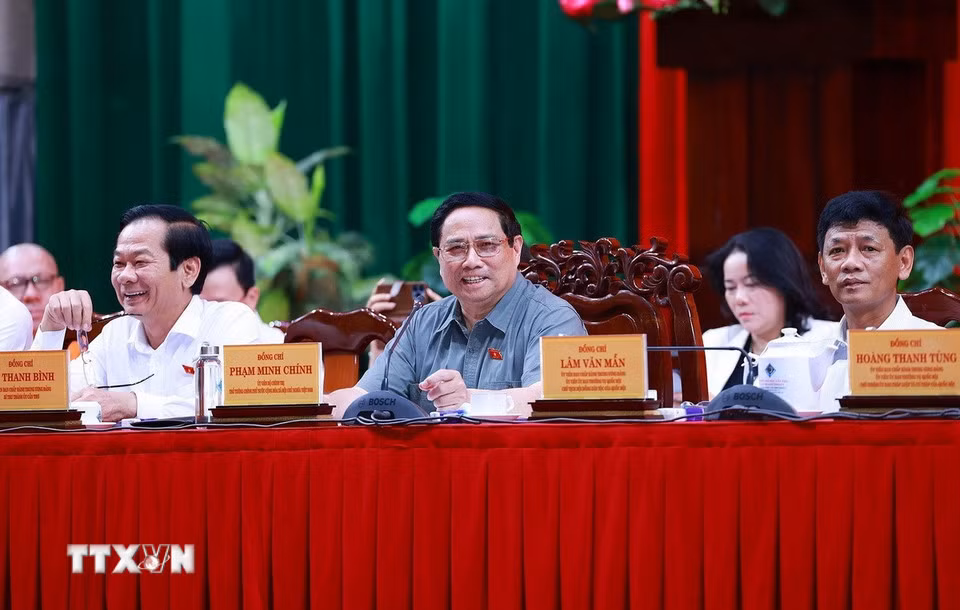 Thủ tướng Phạm Minh Chính và Đoàn đại biểu Quốc hội TP Cần Thơ tiếp xúc cử tri sau Kỳ họp thứ 9, Quốc hội khóa XV. (Ảnh: Dương Giang/TTXVN)