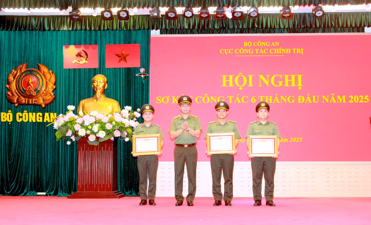Phát huy vai trò của công tác chính trị -0