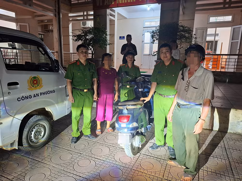 Công an phường giúp người phụ nữ có dấu hiệu trầm cảm đi lạc trở về với gia đình -0
