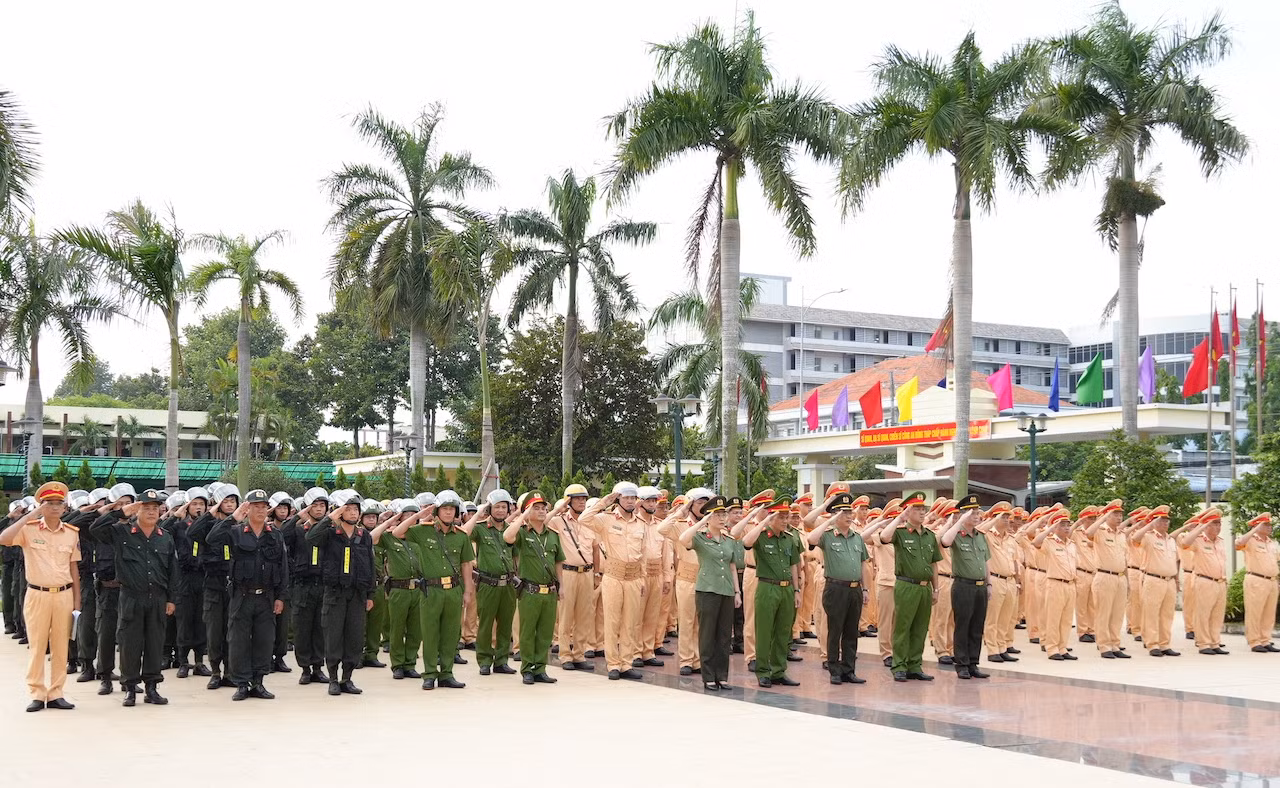2. ban giám đốc công an tỉnh và lãnh đạo, cán bộ chiến sỹ các đơn vị dự lễ ra quân. ảnh trọng tín.jpeg -0