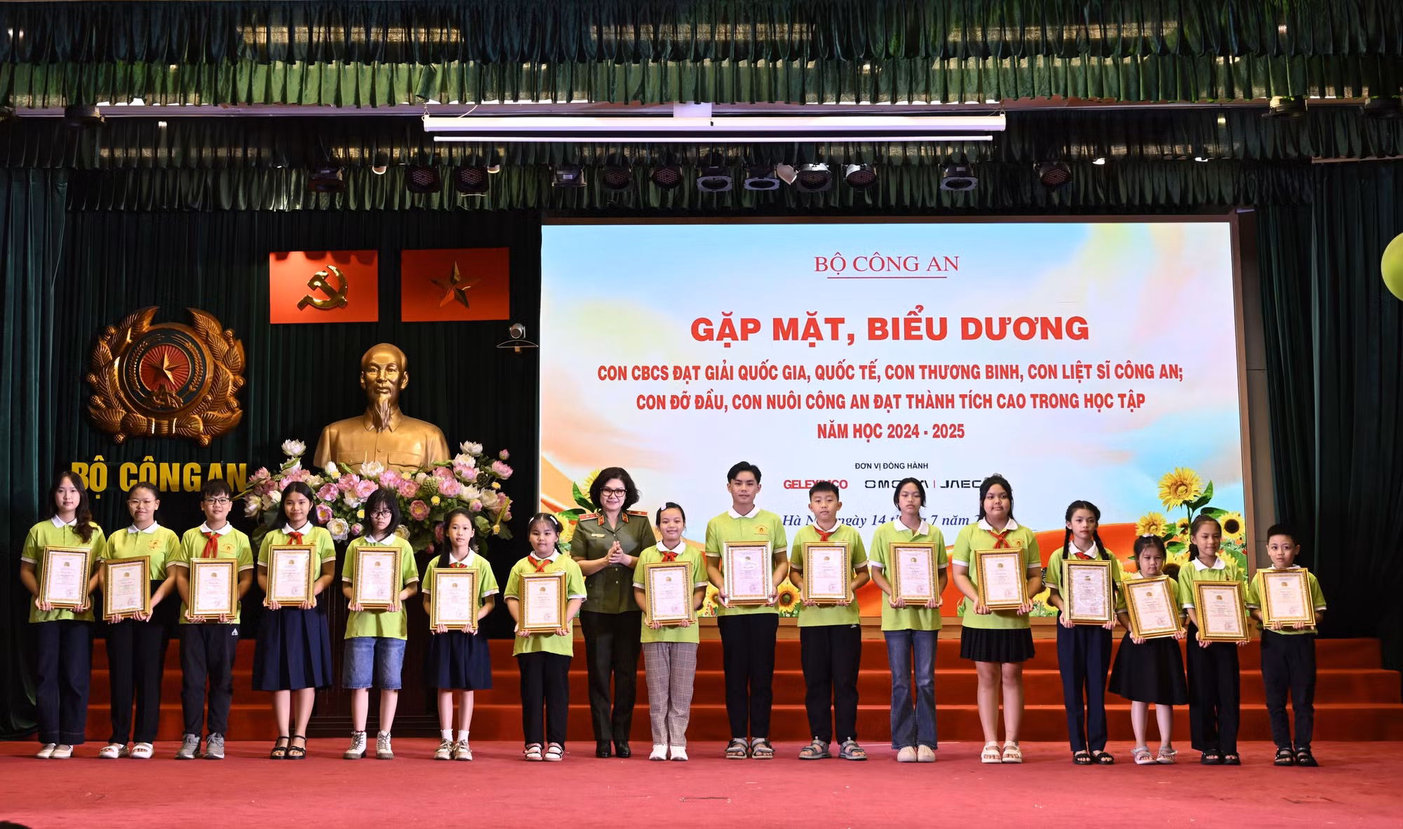 Bộ Công an gặp mặt, biểu dương học sinh tiêu biểu là con cán bộ, chiến sĩ -0