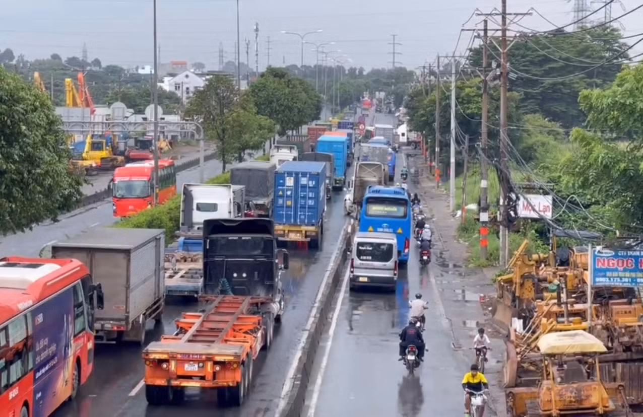 2 vụ TNGT xảy ra cùng lúc khiến đường Đỗ Mười ùn ứ kéo dài -0